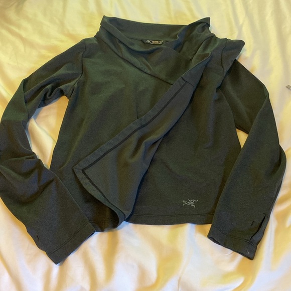 Arcteryx charcoal gray Cardigan Sweater Shirt Size women’s small. LIKE NEW - Picture 10 of 10